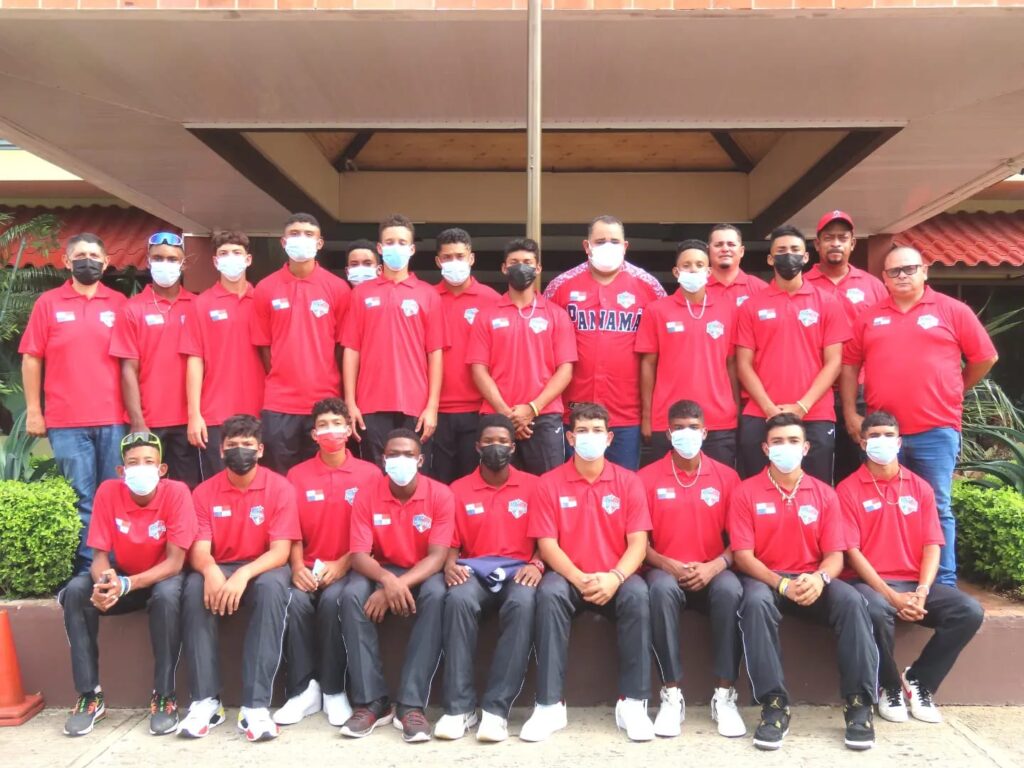 Selección U15 de béisbol recibe uniformes y Pabellón Nacional