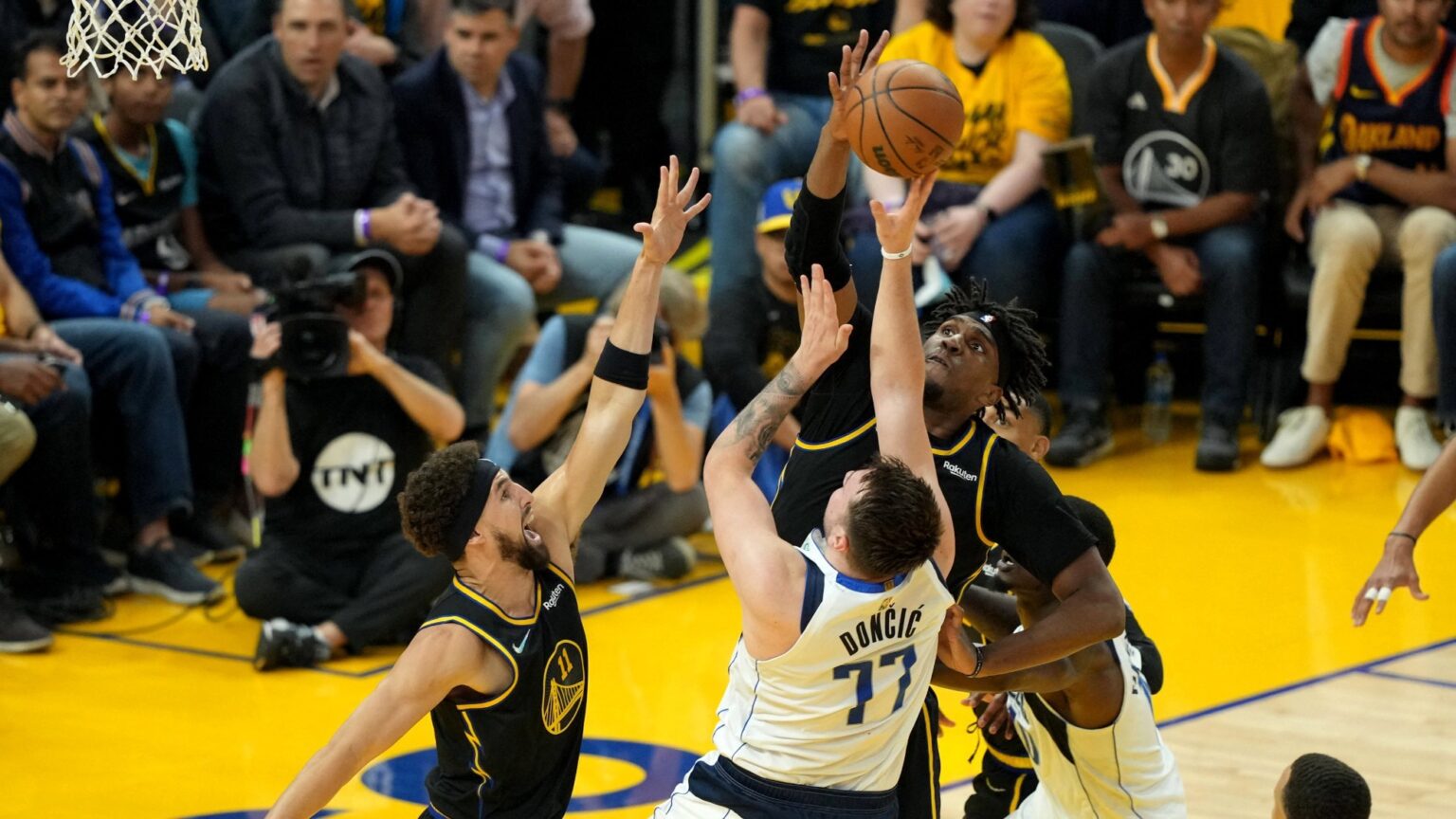 Warriors bajan de la nube a Dallas en inicio de final del Oeste NBA