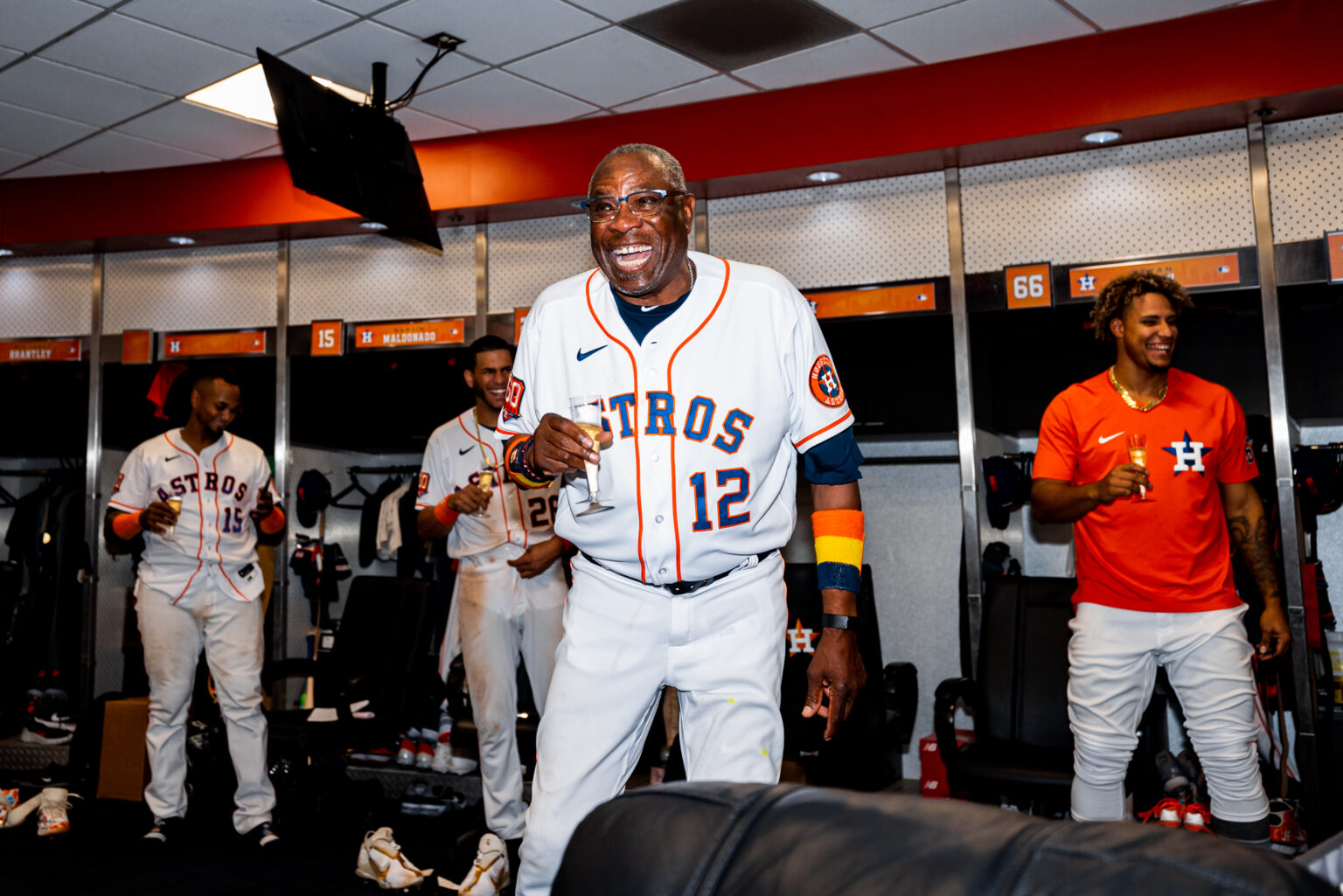Baker llega a 2.000 triunfos; Astros vencen a Marineros