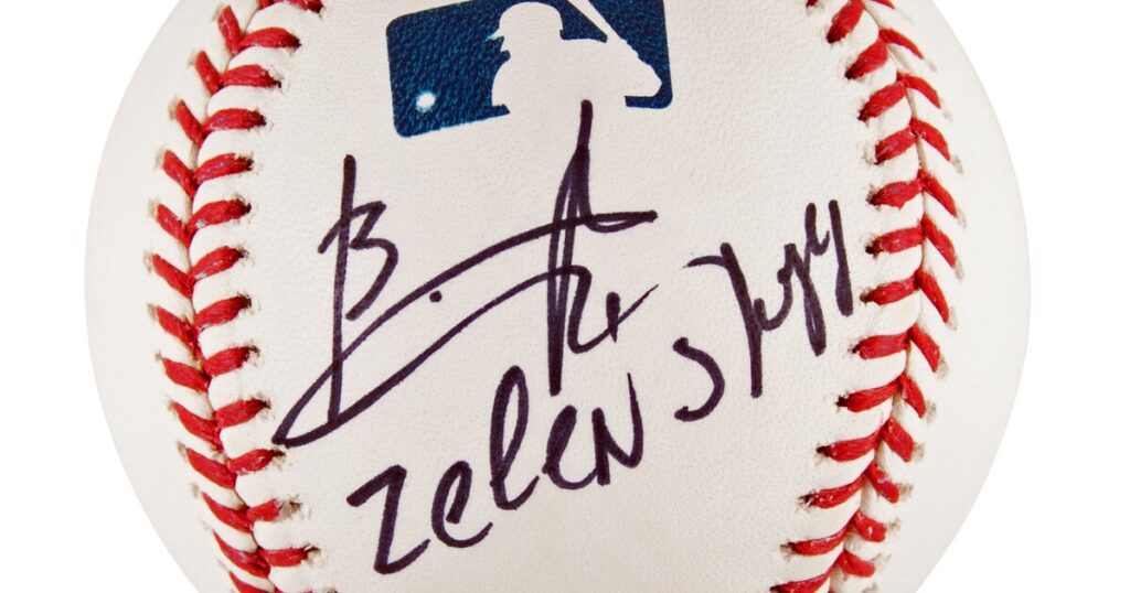 Subastan pelota de béisbol firmada por Zelenskyy en $50.000