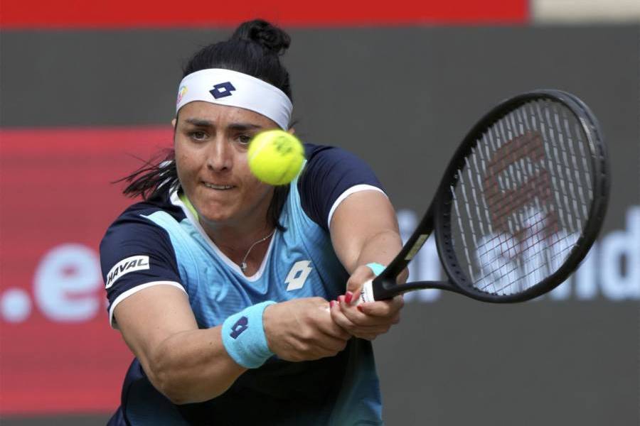 Jabeur se impone en Berlín, consuela a Bencic tras lesión