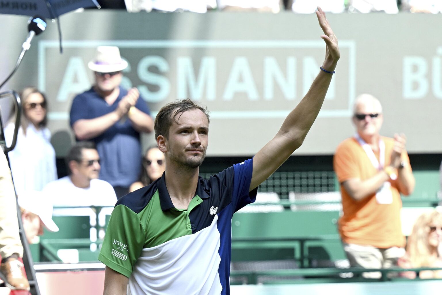 Hurkacz supera a Medvedev para reinar en Halle