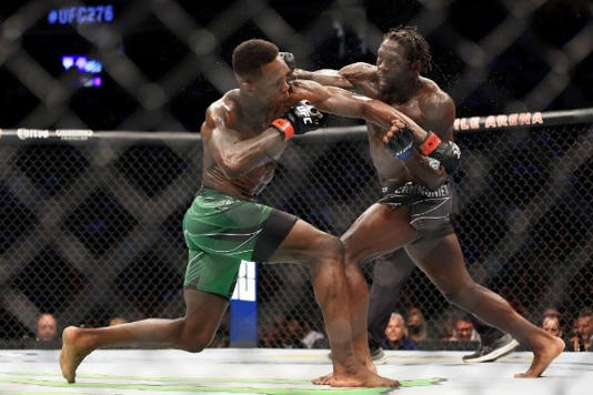 Israel Adesanya venció a Jared Cannonier y retuvo su cinturón por 5ª vez