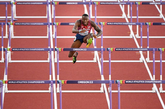 Holloway triunfa en caóticos 110 m vallas del Mundial