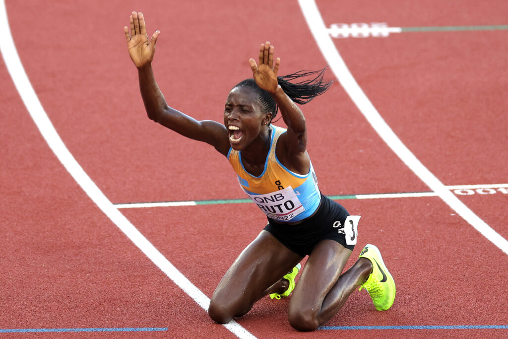 Jeruto gana steeplechase y se sumerge en la fosa