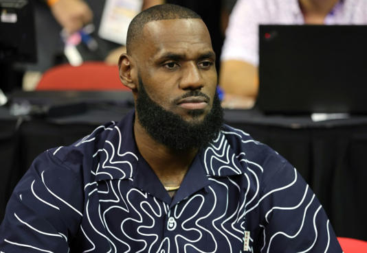 LeBron James extiende contrato con LA Lakers hasta 2025