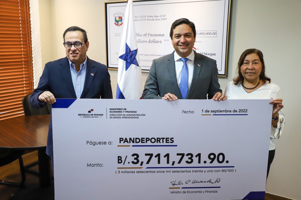 MEF entrega al Ministerio de Cultura y Pandeportes fondos comisados