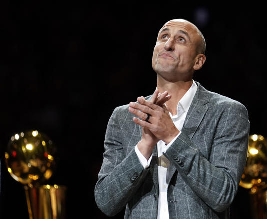 Manu Ginóbili recibe emblemático saco naranja del Salón de la Fama