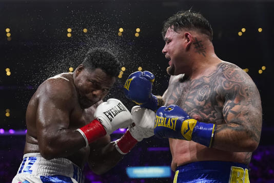 Ruiz gana a Ortiz por decisión en pelea de pesos pesados
