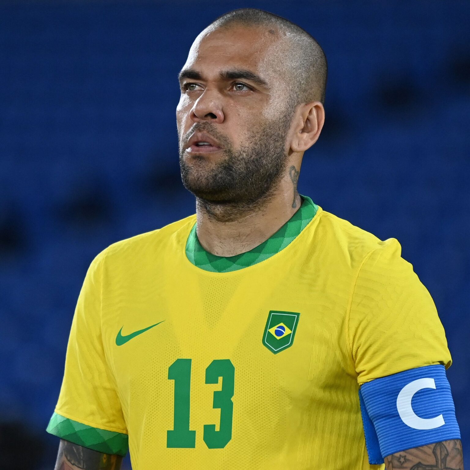 Dani Alves presenta lesión en rodilla, pero asegura que estará en Catar