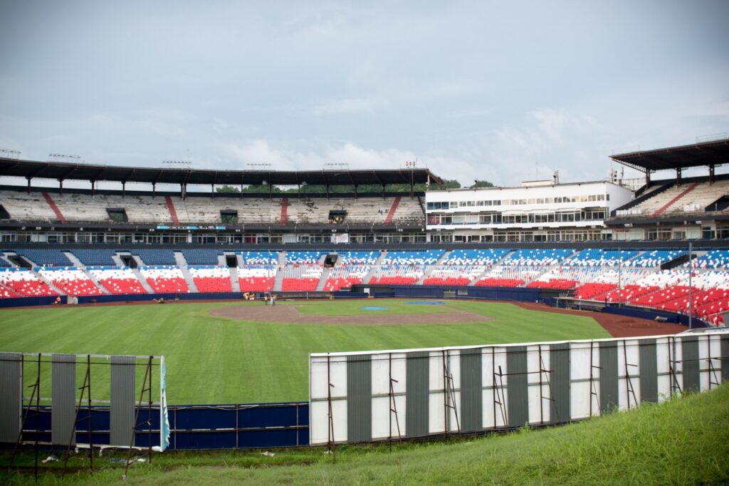 Pandeportes vigilante en avances del estadio Rod Carew