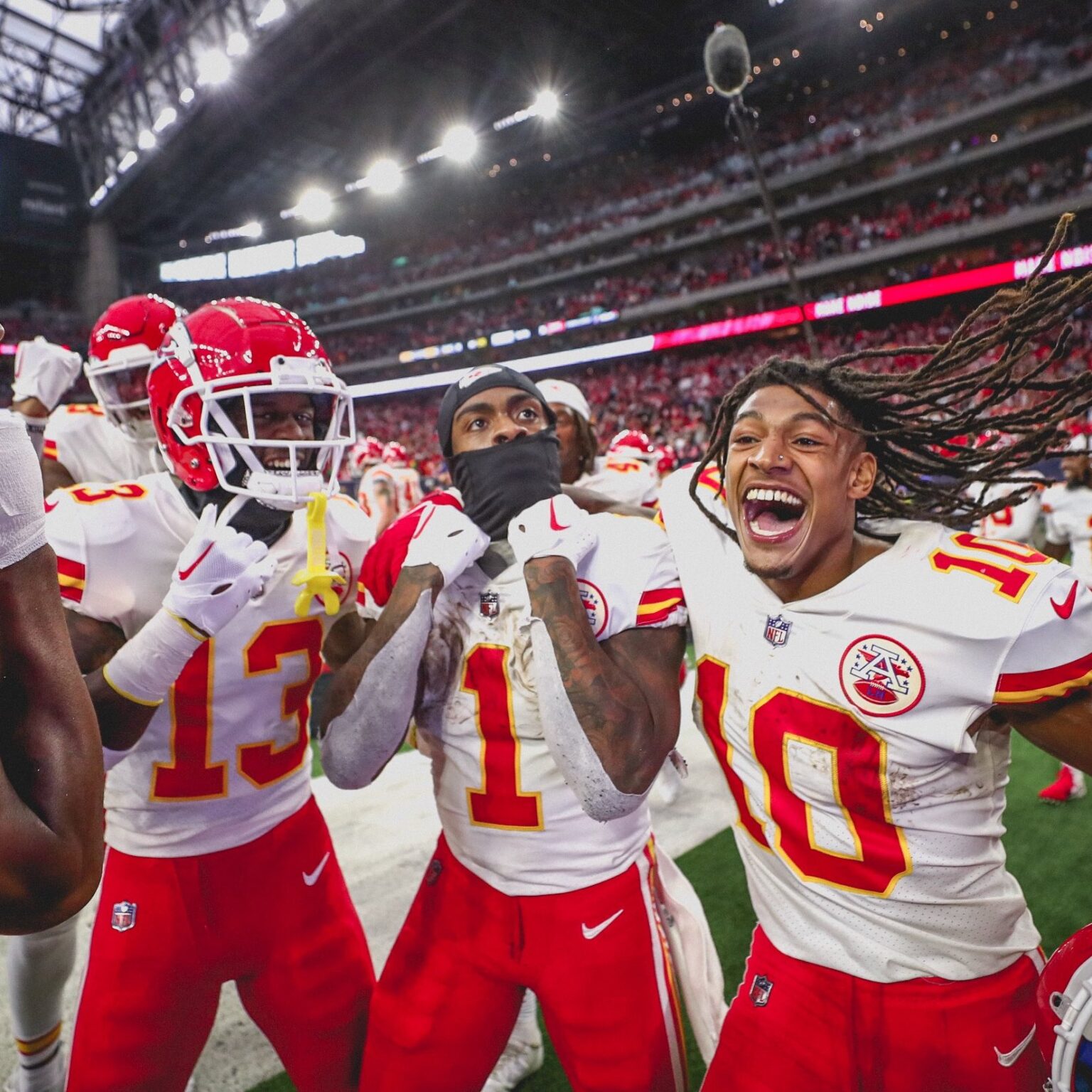 Chiefs y Cowboys avanzan a playoffs de la NFL