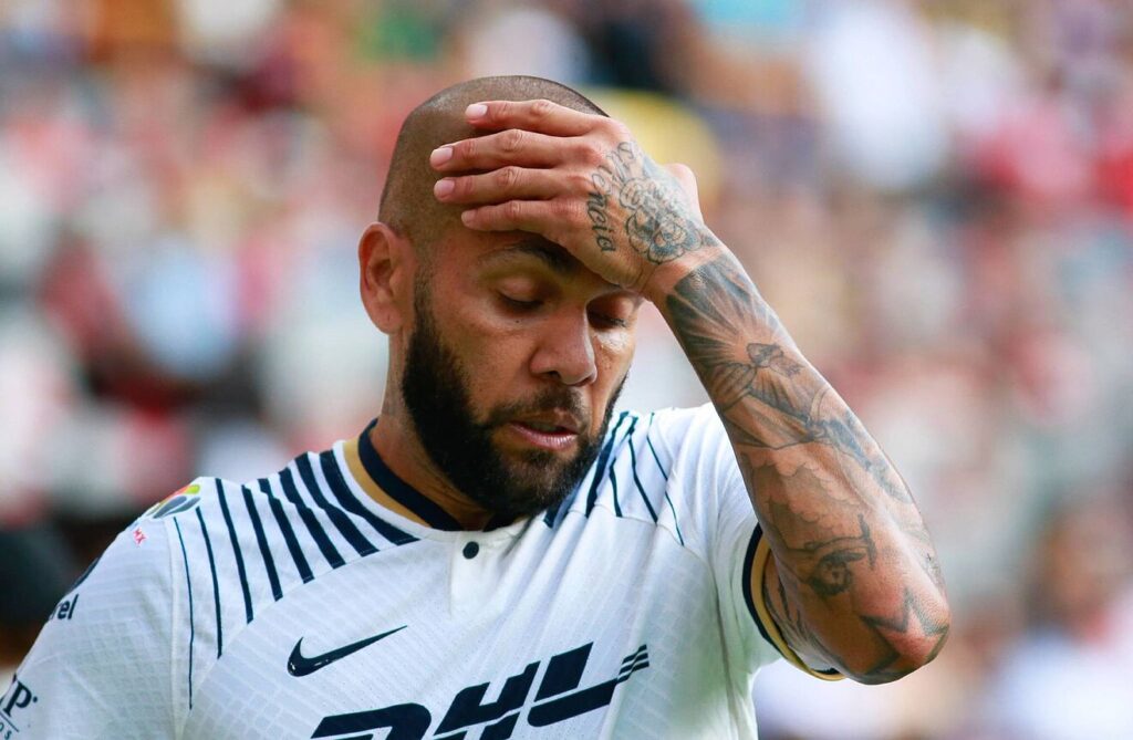 Dani Alves tiene más de $2 millones de dólares en deudas y propiedades embargadas