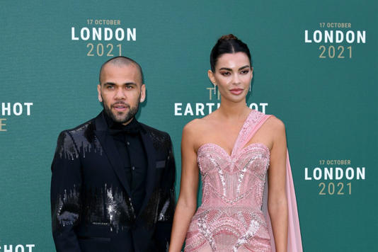 Esposa de Dani Alves lo visitó en prisión y desmintió rumores de divorcio