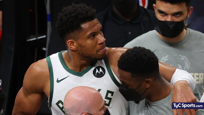 Giannis fija marca de asistencias con Bucks, pero se lastima muñeca