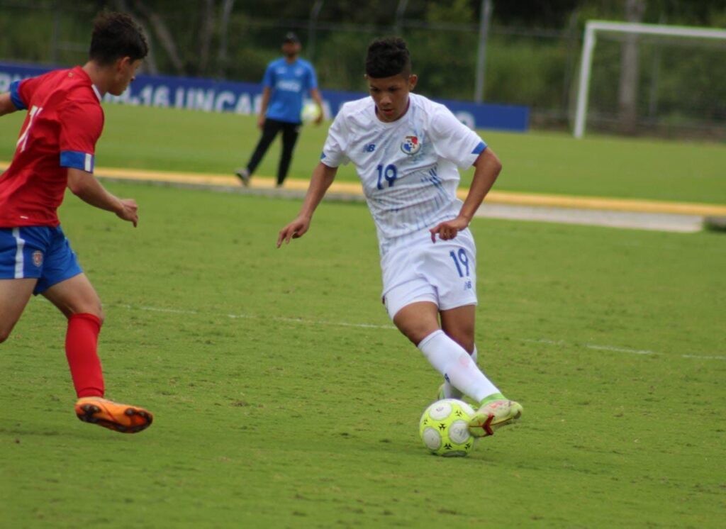 Joven promesa panameña de 17 años firma en fútbol profesional de Dubai