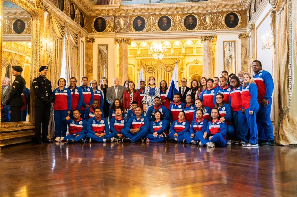 Atletas de Olimpiadas Especiales reciben la Bandera Panameña
