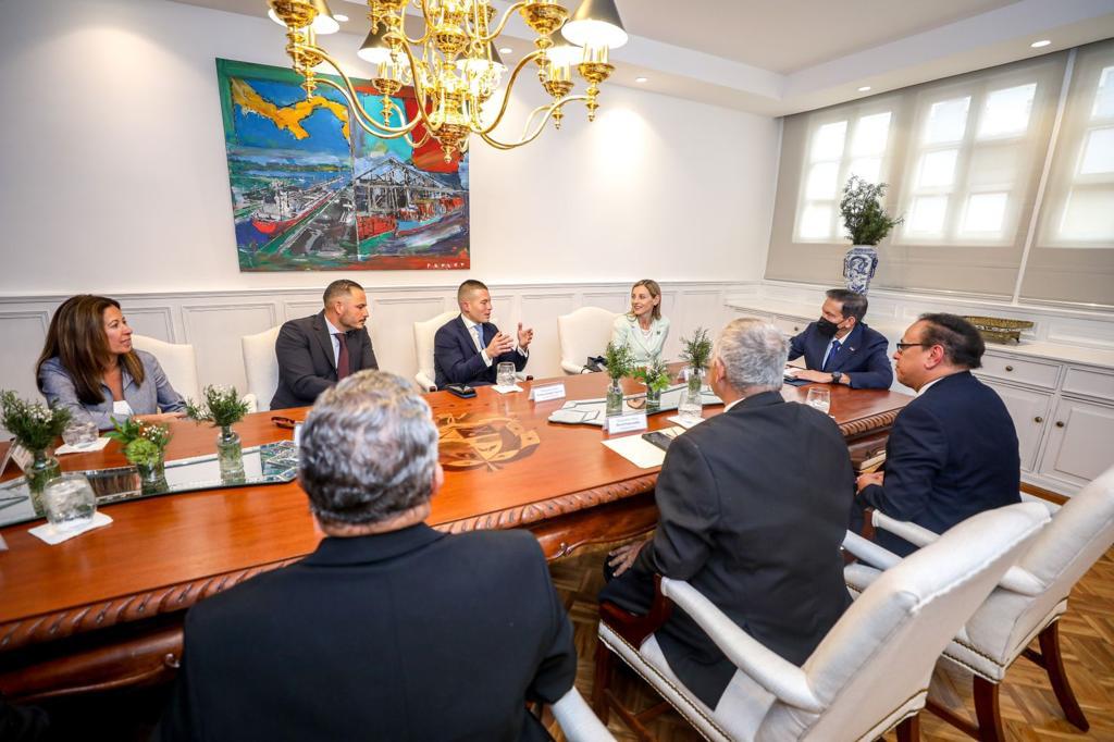 Presidente Cortizo Cohen recibe la visita de directivos de los Marlins de Miami