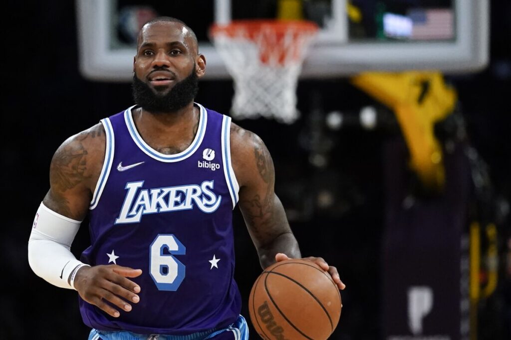Dueña de LA Lakers se compromete a retirar camiseta de LeBron