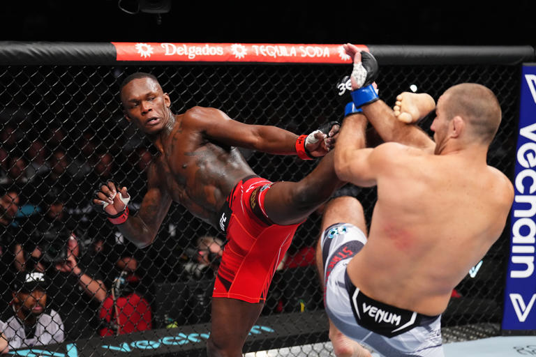 Strickland se corona ante un Adesanya irreconocible