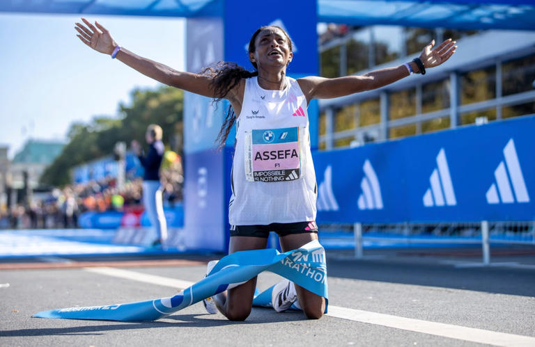 Tigst Assefa destroza récord mundial del maratón femenino en Berlín