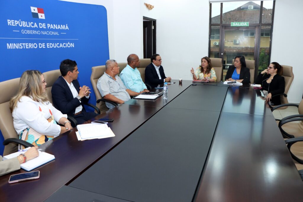 Planifican estrategias para mejorar espacios deportivos escolares