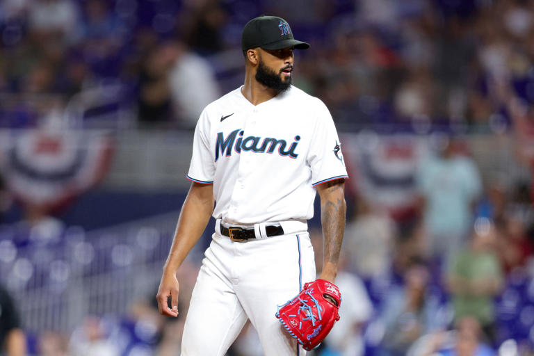 Sandy Alcántara queda fuera de temporada 2024 por cirugía Tommy John