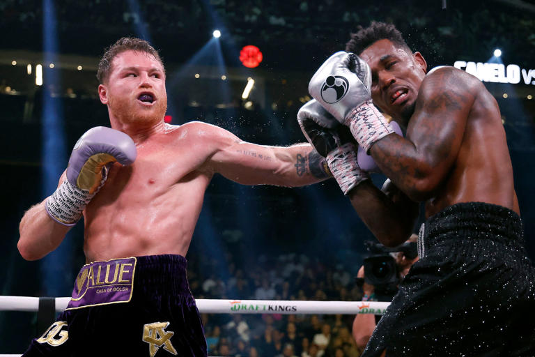 ‘Canelo’ domina a Charlo y lo vence por decisión unánime