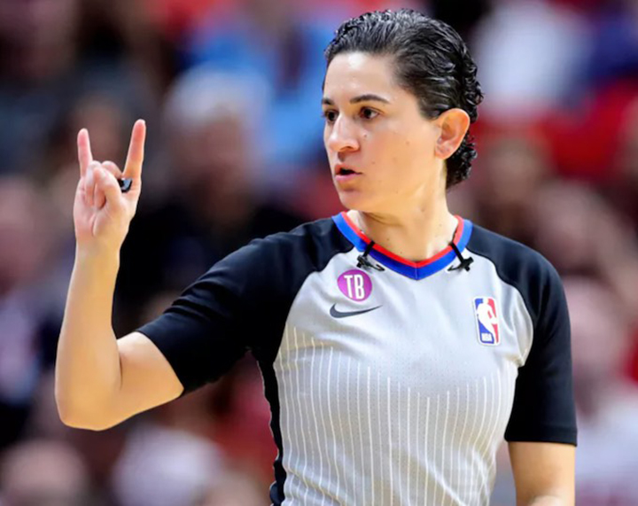 Che Flores se convertirá en primer árbitro NBA identificado como transgénero no binario