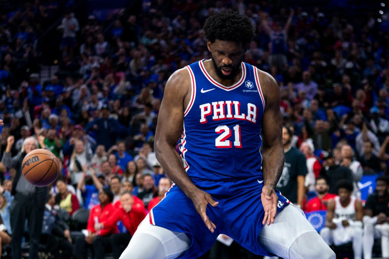 NBA multa a Joel Embiid con $35,000 dólares por celebración obscena