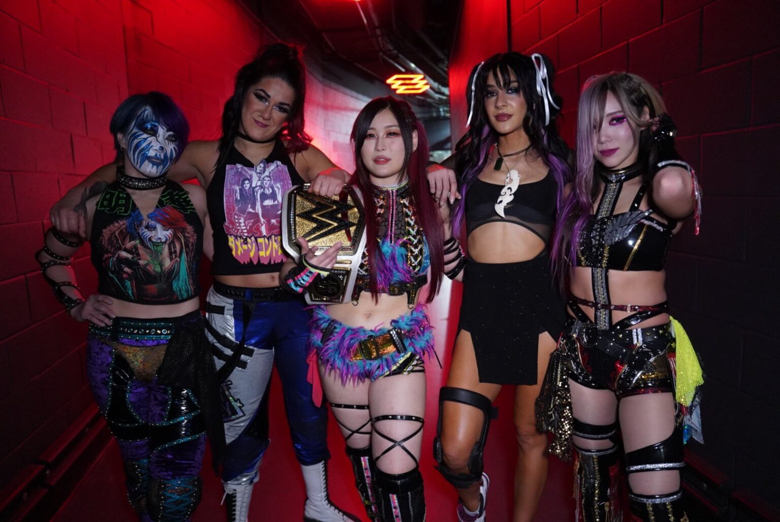 Asuka traiciona a Charlotte Flair y Bianca Belair en WWE SmackDown