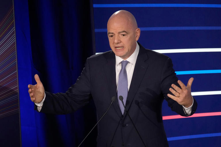 No le dan oportunidad, Infantino desecha la idea de las “tarjetas azules” en el fútbol
