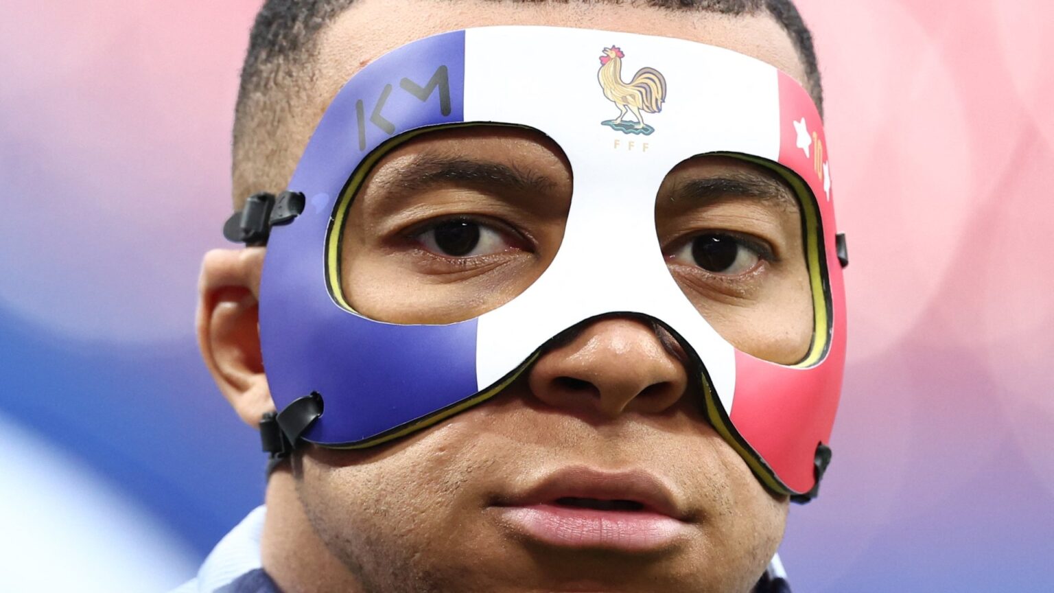 Nueva máscara que usará Mbappé en semifinal por Eurocopa creada tras escanear su rostro
