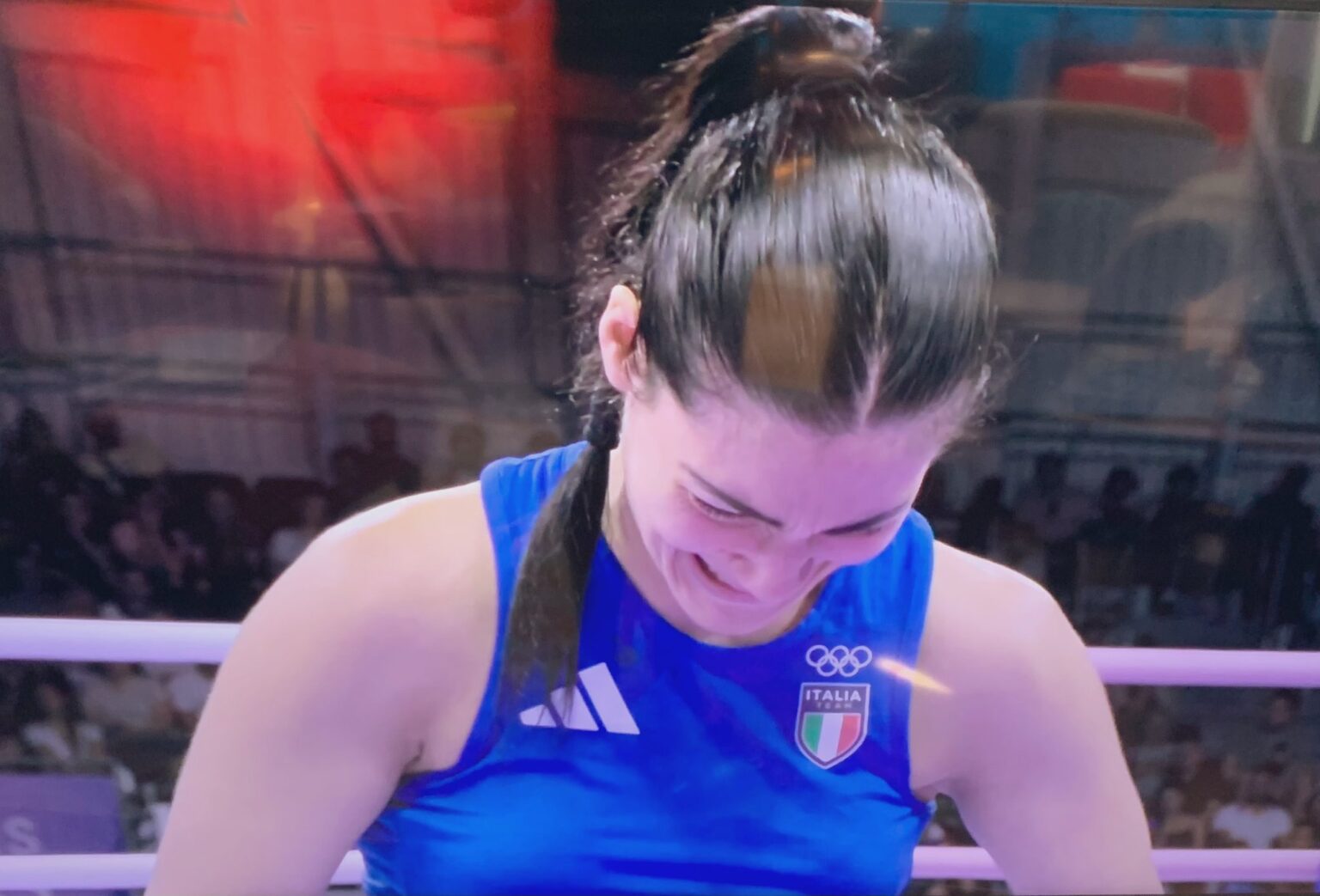 La boxeadora Angela Carini se retira de su pelea y se desata una polémica en los Juegos Olímpicos