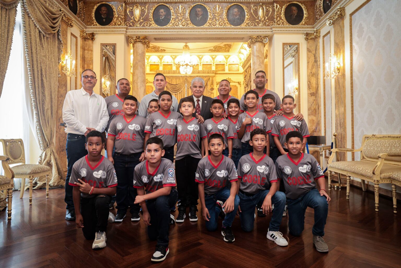 Presidente Mulino recibe al equipo campeón Preinfantil de Béisbol de Coclé que irá a México