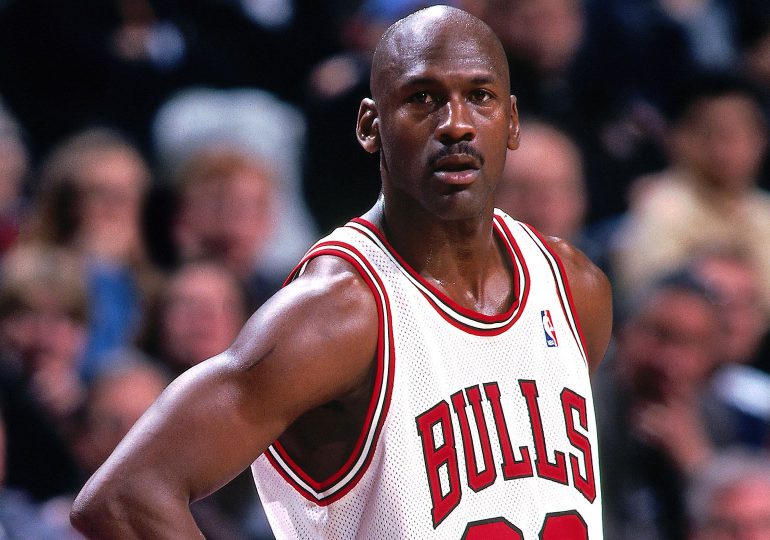 ¡16.9 millones de dólares! Michael Jordan acapara Top 5 de las camisetas más cara de la NBA