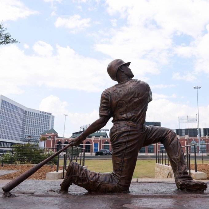 Dominicano Adrián Beltré inmortalizado con estatua en el estadio de Texas Rangers