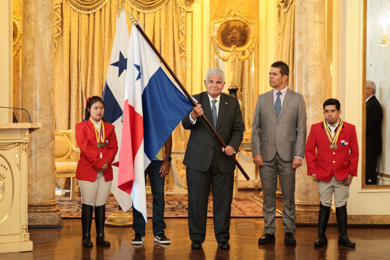 Mulino entrega pabellón nacional a la Selección de Panamá de Va’a que representará al país en Brasil