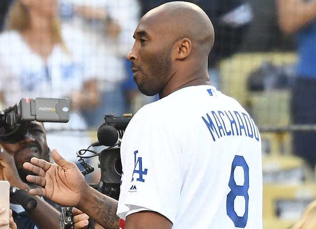 Los Dodgers presentan el muñeco de Kobe Bryant que se regalará el 8 de agosto en Chavez Ravine