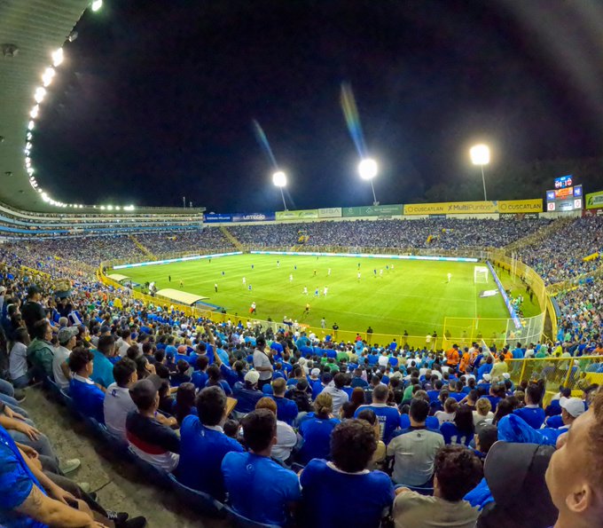 FIFA sanciona a El Salvador por actos racistas de su afición en el partido ante Surinam