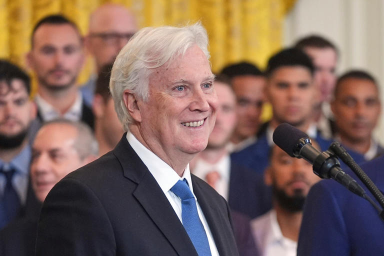 Mark Walter finaliza la compra de la mayoría de acciones de los Lakers