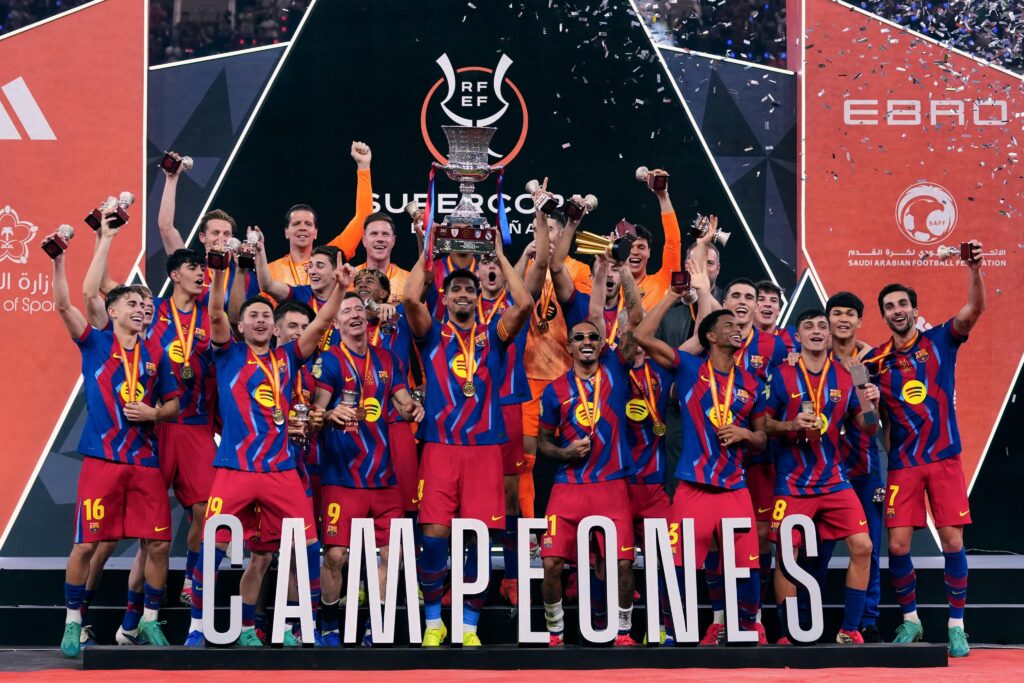 Barcelona se coronó campeón de la Supercopa de España al vencer al Real Madrid 3-2