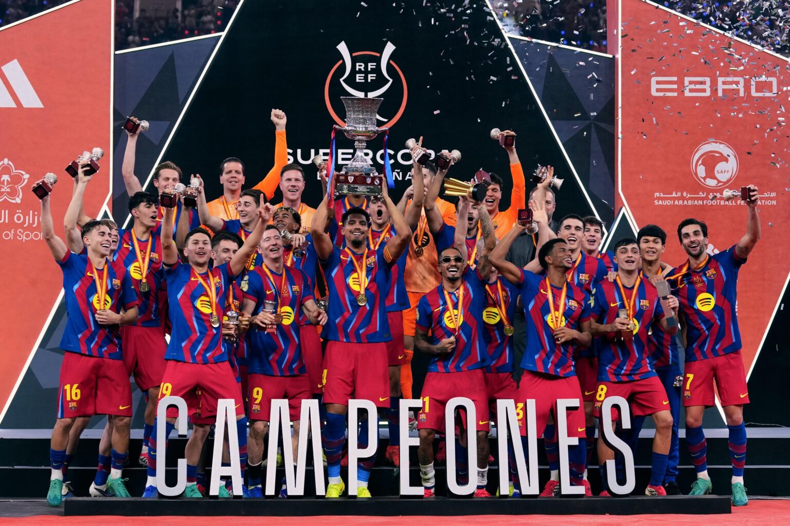 Barcelona se coronó campeón de la Supercopa de España al vencer al Real Madrid 3-2