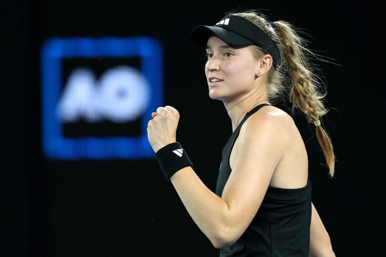 Rybakina le da la vuelta a la historia y alza el Open de Australia